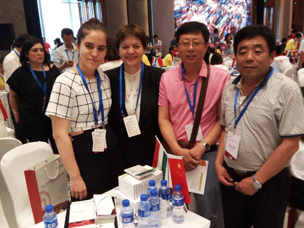 參加中東貿(mào)易洽談會(huì)也客戶(hù)合影 參加中東貿(mào)易洽談會(huì)也客戶(hù)合影