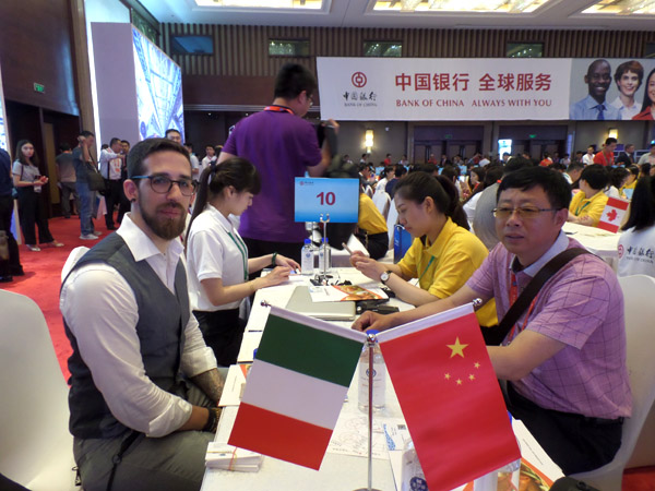 與國(guó)外客戶(hù)洽談 與國(guó)外客戶(hù)洽談