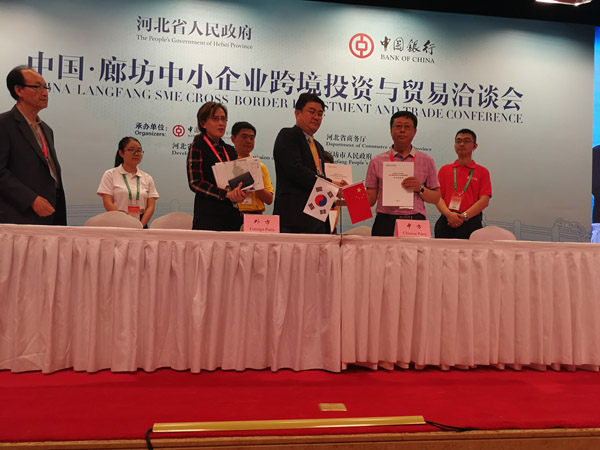 與國(guó)外客戶(hù)洽談 與國(guó)外客戶(hù)洽談